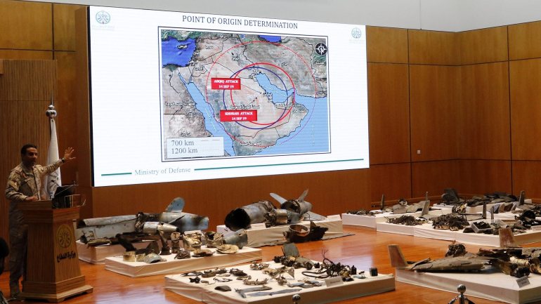 Na conferência de imprensa, o Ministério da Defesa da Arábia Saudita mostrou aquilo que garante serem destroços de drones iranianos abatidos a 15 de setembro