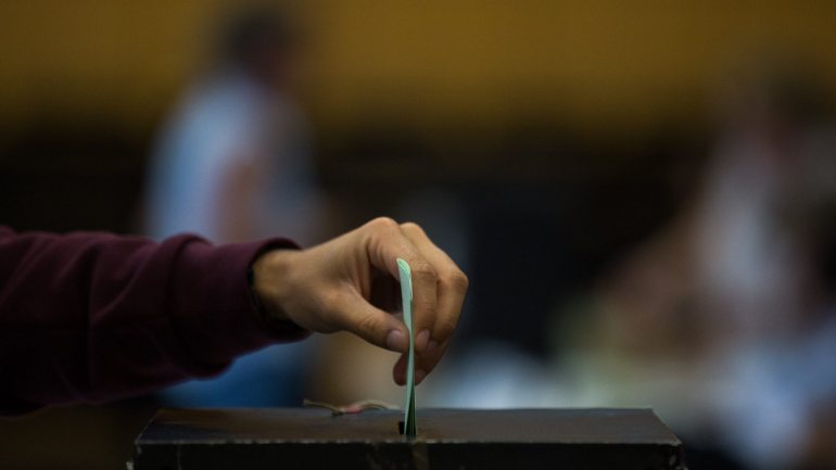 A Lei Eleitoral para a Assembleia da República prevê que a substituição de candidatos possa ocorrer até quinze dias antes das eleições