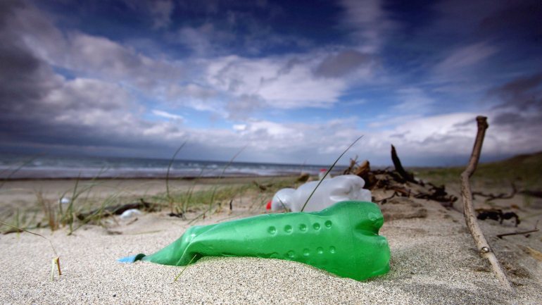 Em 2018, em 15 praias portuguesas de norte a sul, foram recolhidas 88 mil unidades de plásticos, o que correspondeu a cerca de 1,5 toneladas