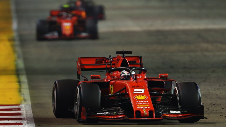 Vettel ultrapassou Leclerc durante as idas às boxes e conseguiu quebrar série de mais de um ano sem vitórias em Grandes Prémios
