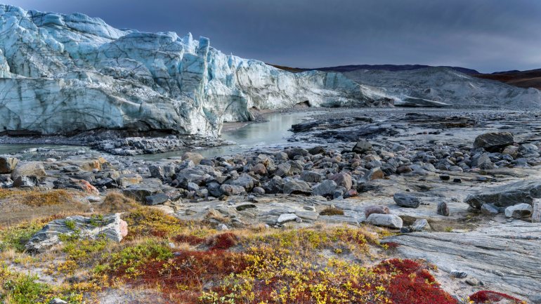 O derretimento acelerado das calotas glaciares nos polos norte e sul continua, uma situação que está a preocupar os cientistas