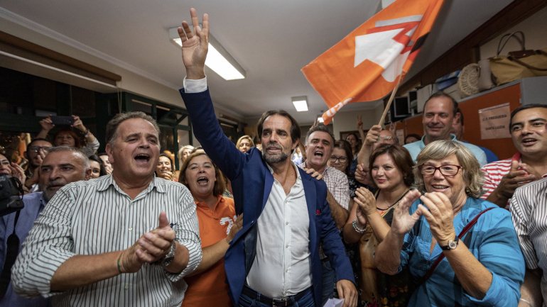 Nas regionais de 2015, os sociais-democratas seguraram a maioria absoluta — com que sempre governaram a Madeira — por um deputado, com 24 dos 47 parlamentares