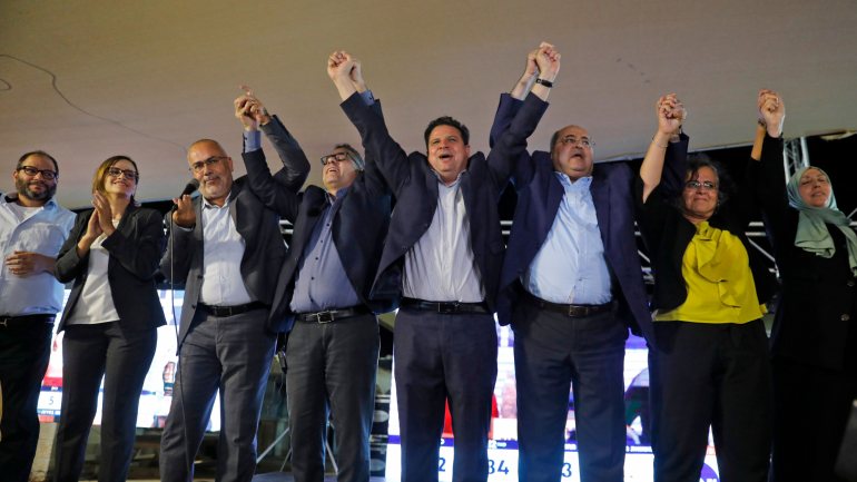 Ayman Odeh (ao centro) é o líder da Lista Conjunta, aqui a celebrar com outros líderes o resultado eleitoral da semana passada