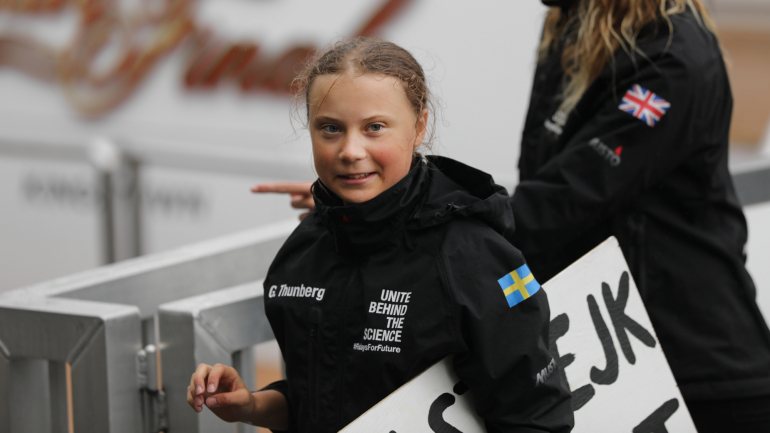 Greta Thunberg faltava às aulas para se manifestar no parlamento sueco contra a emissão de gases poluentes
