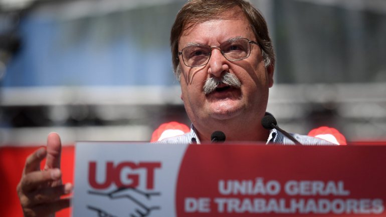 o secretário-geral da UGT, Carlos Silva, em declarações aos jornalistas, após uma reunião do secretariado nacional sobre a política reivindicativa 2019/2020