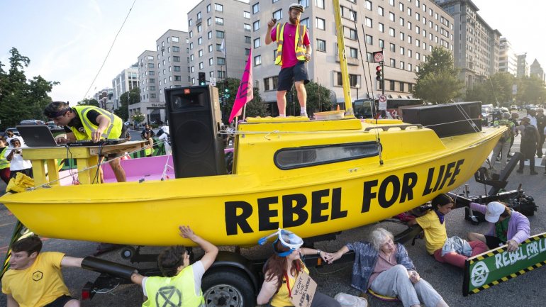 Vários ativistas acorrentaram-se ao barco para impedir que a polícia o deslocasse