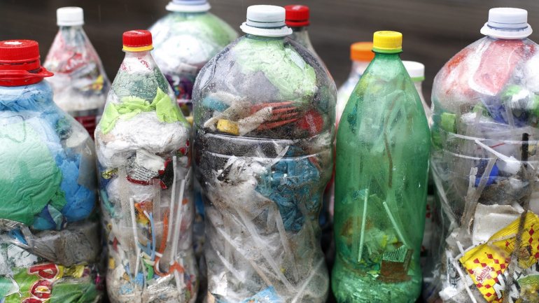Em Portugal, cerca de 40% dos resíduos de plástico ainda são colocados em aterros