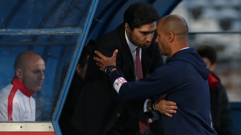 Abel Ferreira está blindado por uma cláusula de sete milhões de euros no PAOK, ao contrário de Silas, hoje um treinador livre