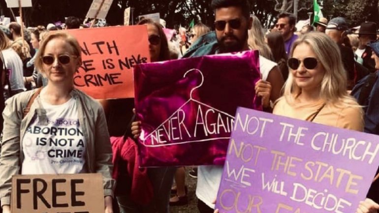 Ativistas a favor do aborto celebram a aprovação da nova medida no estado australiano