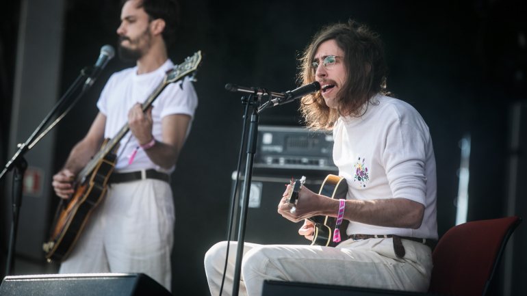 Guilherme d'Almeida (de pé) e Tim Bernardes (sentado) durante o concerto da banda na edição deste ano do NOS Primavera Sound, no Porto