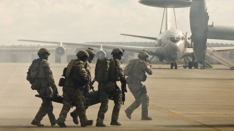 A Força Aérea suspendeu até segunda-feira exercício multinacional