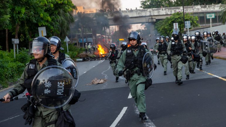Confrontos entre polícias e radicais que atearam fogo a muitas barricadas nos bairros centrais da cidade