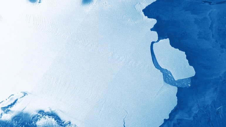 Imagem de satélite que capta a separação do icebergue D28 da plataforma da Antártica Amery