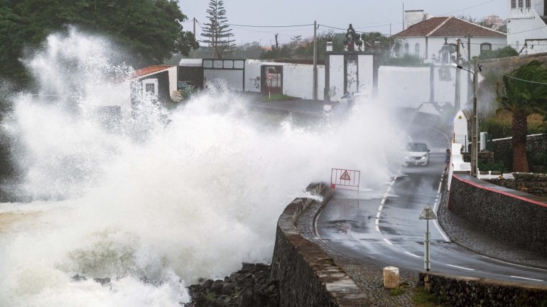 A passagem do furacão Lorenzo pelos Açores provocou mais de 250 ocorrências e obrigou ao realojamento de 53 pessoas