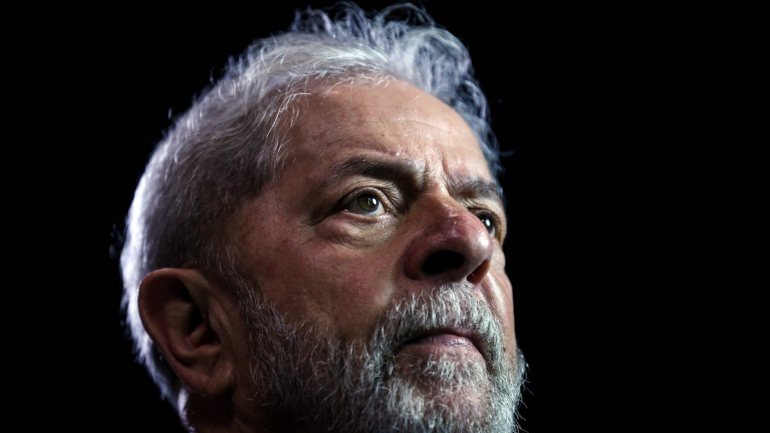 Lula da Silva, de 73 anos, governou o país entre 2003 e 2011 e cumpre pena de oito anos e dez meses de prisão por corrupção e branqueamento de capitais