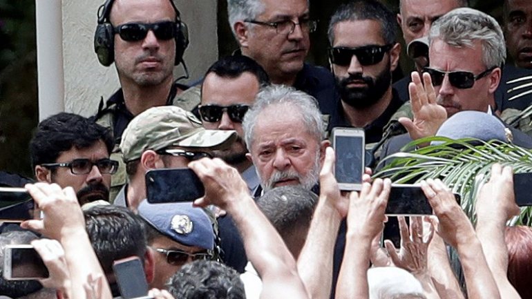 O ex-presidente brasileiro Lula da Silva concorre ao prémio com a obra &quot;A verdade vencerá&quot;