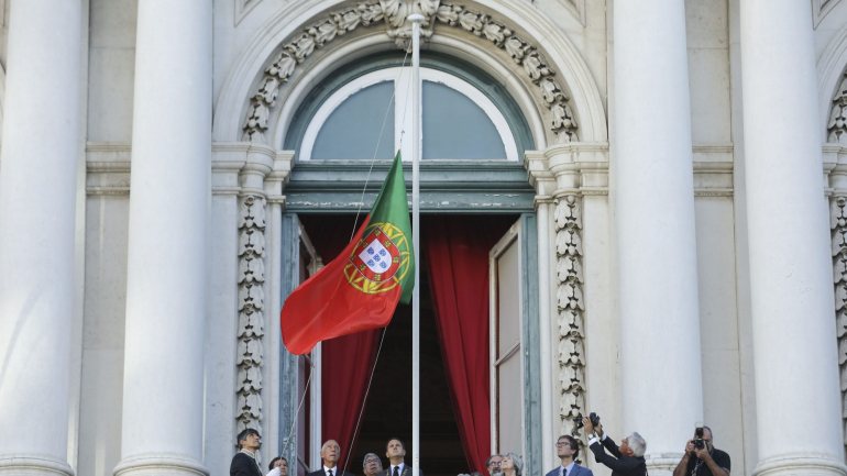 No ato, Marcelo Rebelo de Sousa deixou a bandeira nacional apenas a meia haste, por respeito a Diogo Freitas do Amaral, fundador do CDS e ex-ministro, que morreu na quinta-feira, aos 78 anos