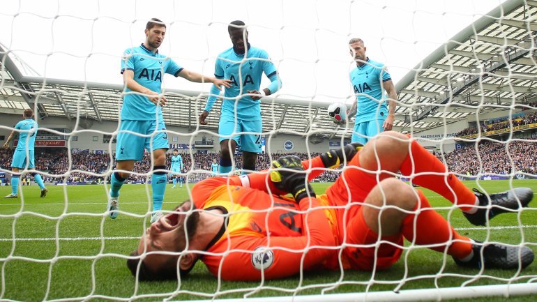 Hugo Lloris queixou-se de imediato na sequência da queda e os companheiros do Tottenham acorreram logo ao guarda-redes