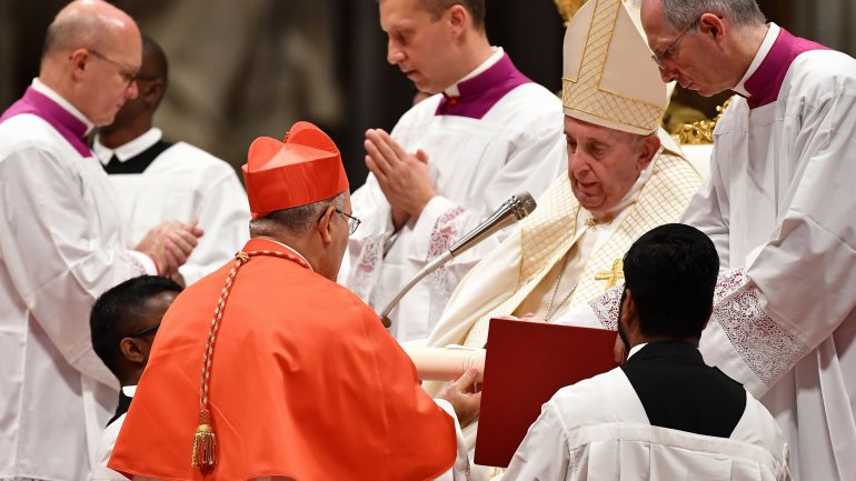 O novo cardeal Tolentino Mendonça no momento em que recebeu das mãos do Papa Francisco o barrete vermelho e o anel cardinalício