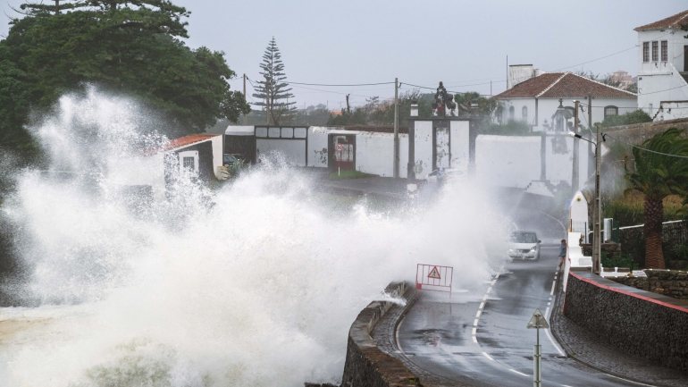 A passagem do furacão pelos Açores, esta quarta-feira, provocou mais de 250 ocorrências e obrigou ao realojamento de 53 pessoas