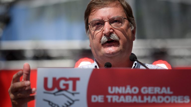 Acompanhado de todo o executivo da UGT, Carlos Silva aguardou junto à estação do Rossio a passagem dos manifestantes