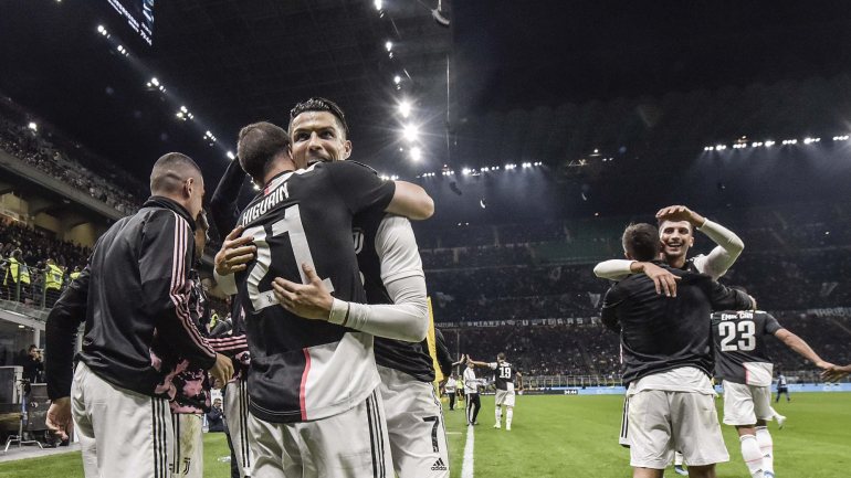 Juventus de Ronaldo fez a festa em Milão, quebrando a série de seis vitórias consecutivas do Inter a abrir a Serie A