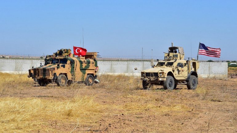 As Forças Democráticas da Síria (SDF) informaram em comunicado a retirada dos EUA da fronteira com a Turquia