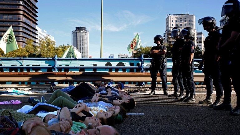 A onda de ações de protesto semelhantes chegou também a Berlim e Amsterdão, com os ativistas a cortarem ruas