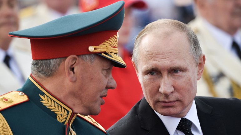 O presidente russo Vladimir Putin (à direita) acompanhado pelo seu ministro da Defesa, Sergei Shoigu