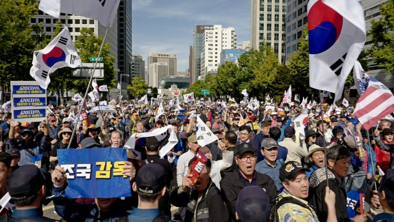Seoul tem estado ocupada por manifestações anti e pro-Cho, que vão alternando entre as margens norte e sul do rio Han