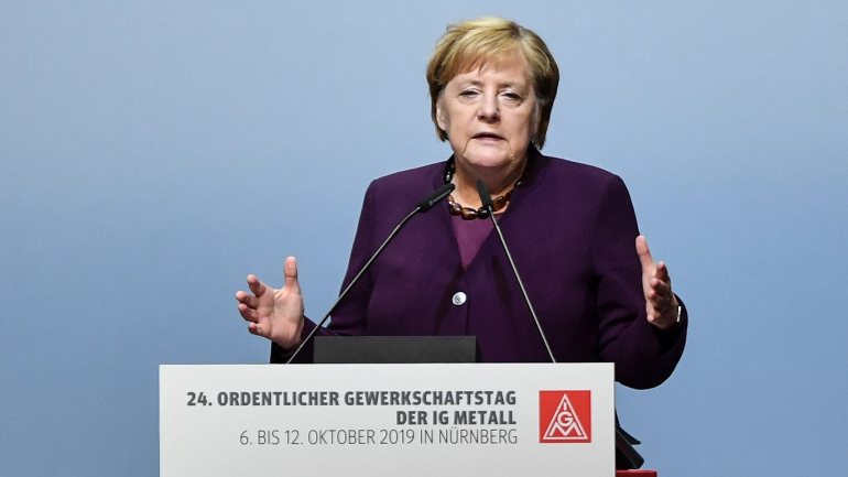 Na quarta-feira, Merkel esteve numa das principais sinagogas de Berlim em sinal de solidariedade