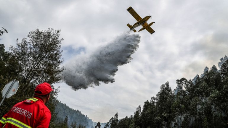 Um avião efetua uma descarga durante o combate ao incêndio na freguesia de Moinhos, Miranda do Corvo, a 14 de setembro de 2019