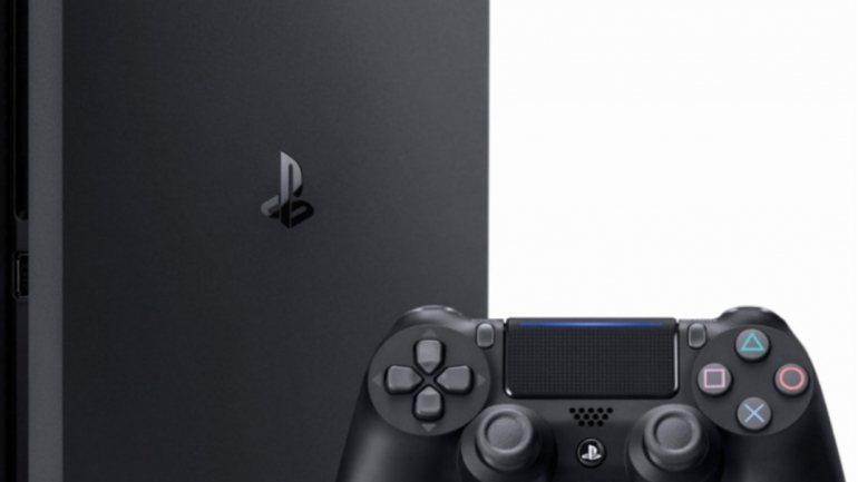 A PlayStation 4 foi lançada em 2013. Em 2016, a Sony lançou uma versão Slim e uma versão Pro