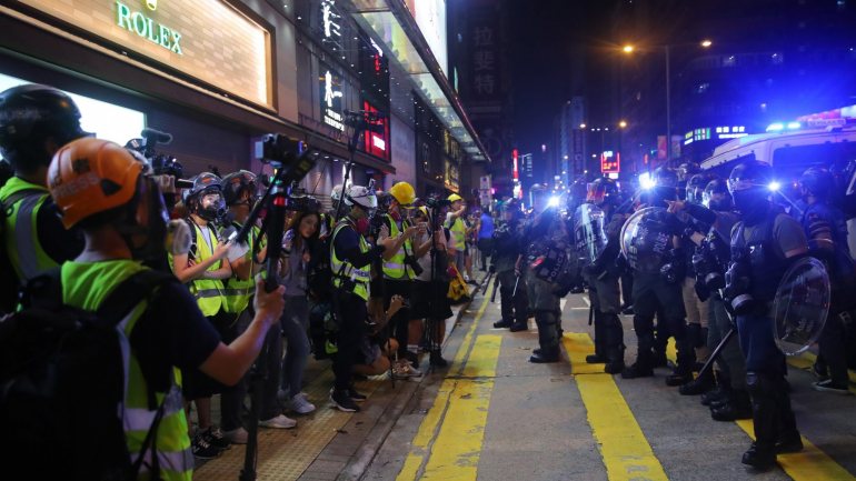 O secretário-chefe da Administração afirma que o governo de Hong Kong não está a tentar erradicar os protestos na cidade