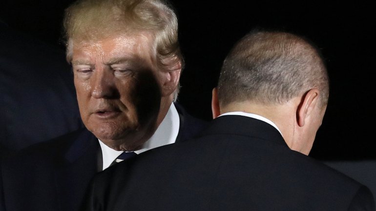 O presidente norte-americano, Donald Trump, não apoia a decisão do presidente turco, Erdoğan, de lançar uma ofensiva contra a Síria