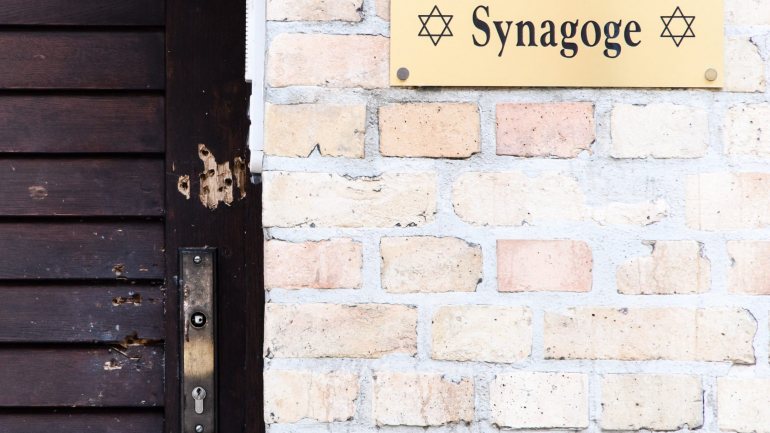 Ataque a sinagoga na Alemanha teve motivo 'anti-semita'
