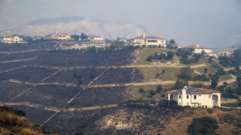 O incêndio de Saddleridge Fire deixou colinas queimadas em Porter Ranch, Califórnia, EUA, a 11 de outubro de 2019.