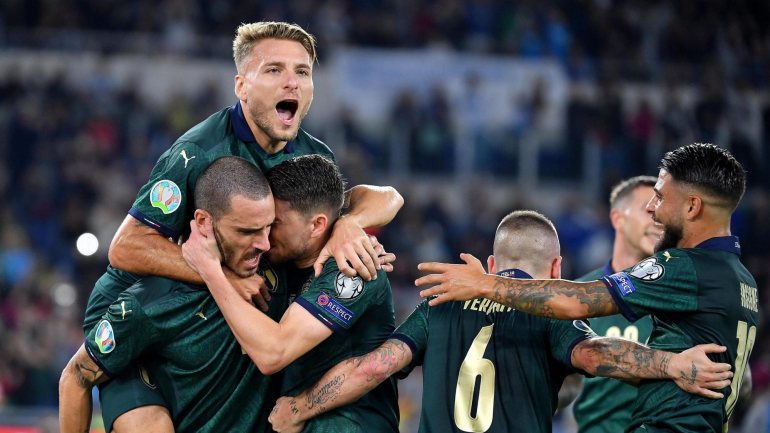 Jorginho (à direita) festeja o primeiro golo com os colegas, no encontro entre Itália e Grécia