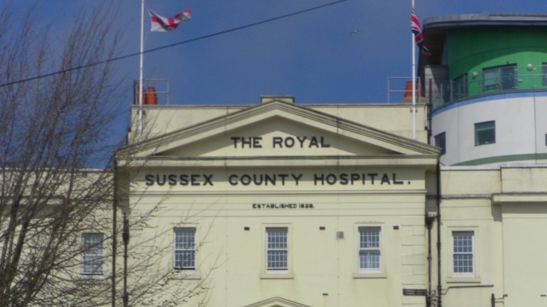 O jovem, que terá entre 25 e 32 anos, encontra-se em estado grave no Royal Sussex County Hospital, em Brighton