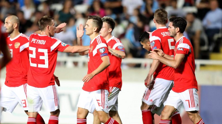 Equipa russa celebra um dos cinco golos que marcou contra o Chipre
