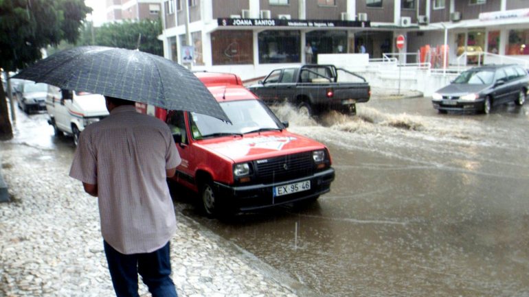 Os novos avisos meteorológicos de chuva foram emitidos depois de uma noite com 15 distritos portugueses sob aviso amarelo