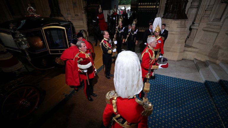 A Coroa da Rainha Isabel II chega ao Parlamento, antes da monarca