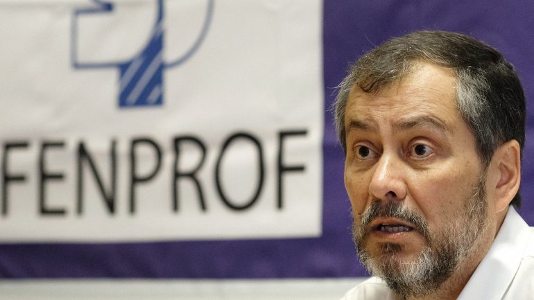 Mário Nogueira, líder da Fenprof, acusa governo de querer &quot;acabar de vez&quot; com o corpo docente em Portugal