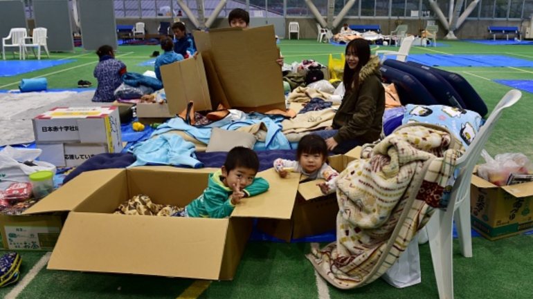 Em Nagano, um abrigo de evacuação abriga famílias deslocadas