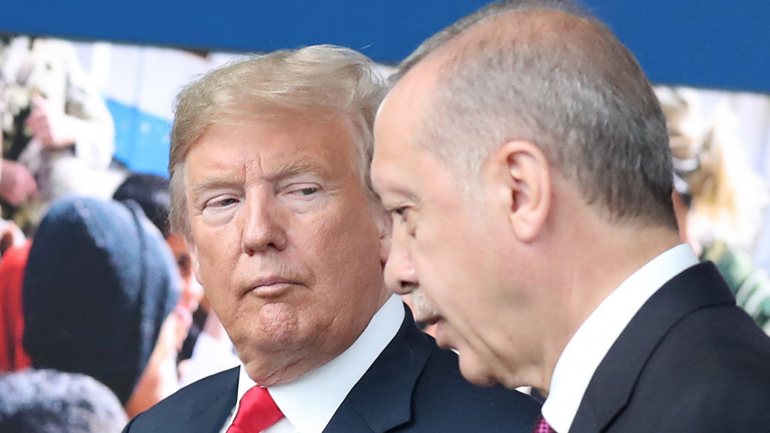&quot;Fui perfeitamente claro com o presidente Erdogan: a ação da Turquia está a precipitar uma crise humanitária&quot;, escreveu Donald Trump no Twitter