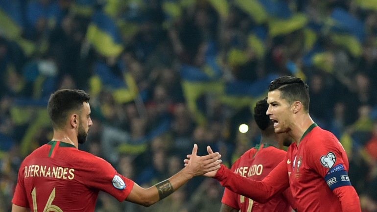 Ronaldo marcou, não evitou derrota de Portugal mas acabou a cumprimentar companheiros no centro do terreno