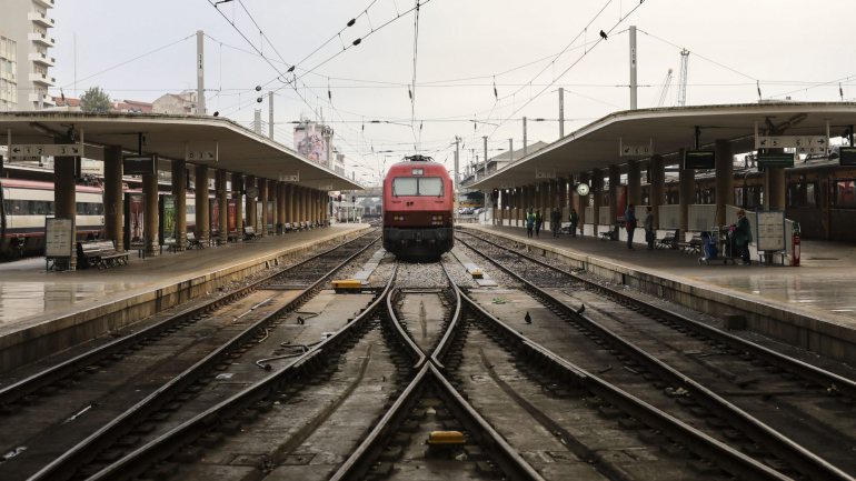 A operadora ferroviária portuguesa continua em falência técnica, com capitais próprios negativos de mais de dois mil milhões de euros.