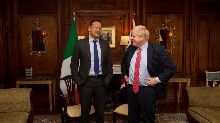 O primeiro-ministro irlandês, Leo Varadkar, com Boris Johnson, homólogo britânico