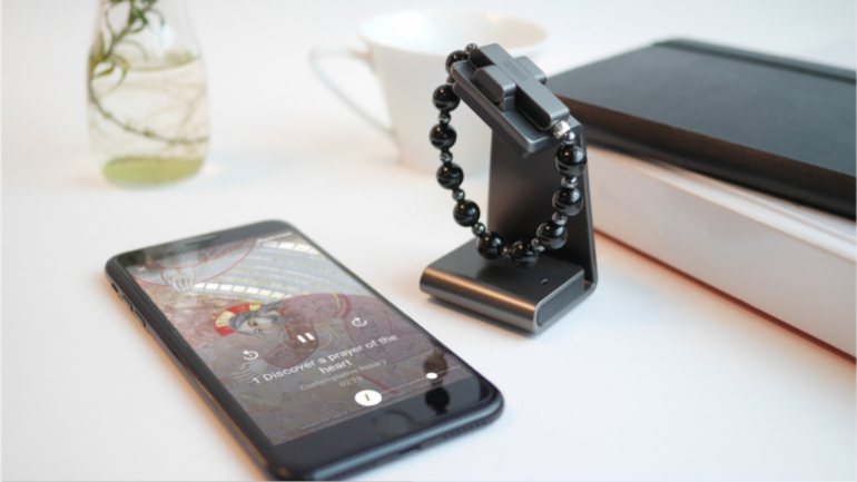 A pulseira com o rosário de contas e a app no telemóvel