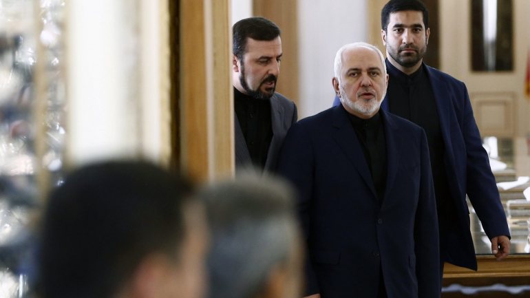 &quot;A Europa demonstrou ser incapaz de cumprir as suas obrigações&quot;, disse o ministro iraniano dos Negócios Estrangeiros, Mohammad Javad Zarif